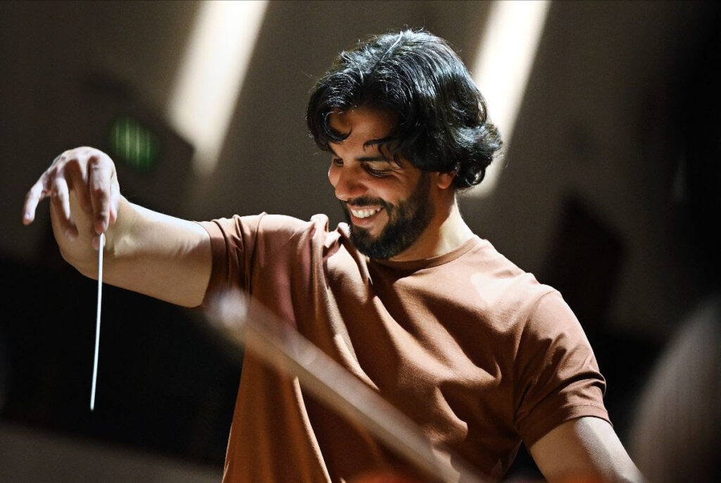 Domingo Hindoyan conductor of Ensemble 10:L10
